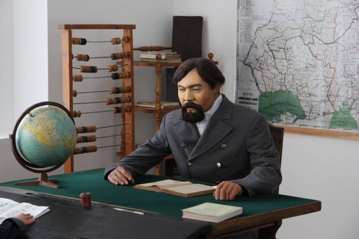 Душтағы порно: қызы мен әкесі Жалаңаш, төрт аяғынан тік тұрған сұлу қыздар